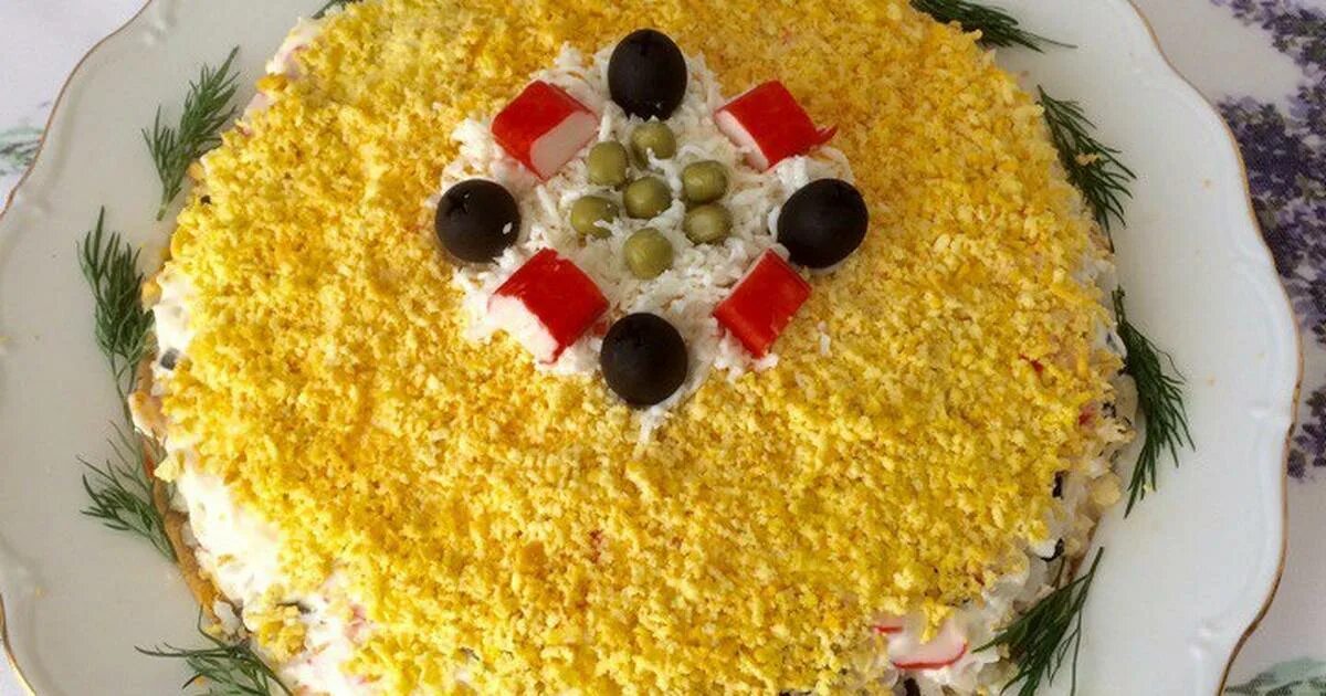 салат царский с красной икрой и кальмарами. салат королевский с крабовыми палочками и сухариками. салат королевский с шампиньонами и курицей. майонезные салаты на праздничный стол. салат «королевский» с ветчиной и грибами.