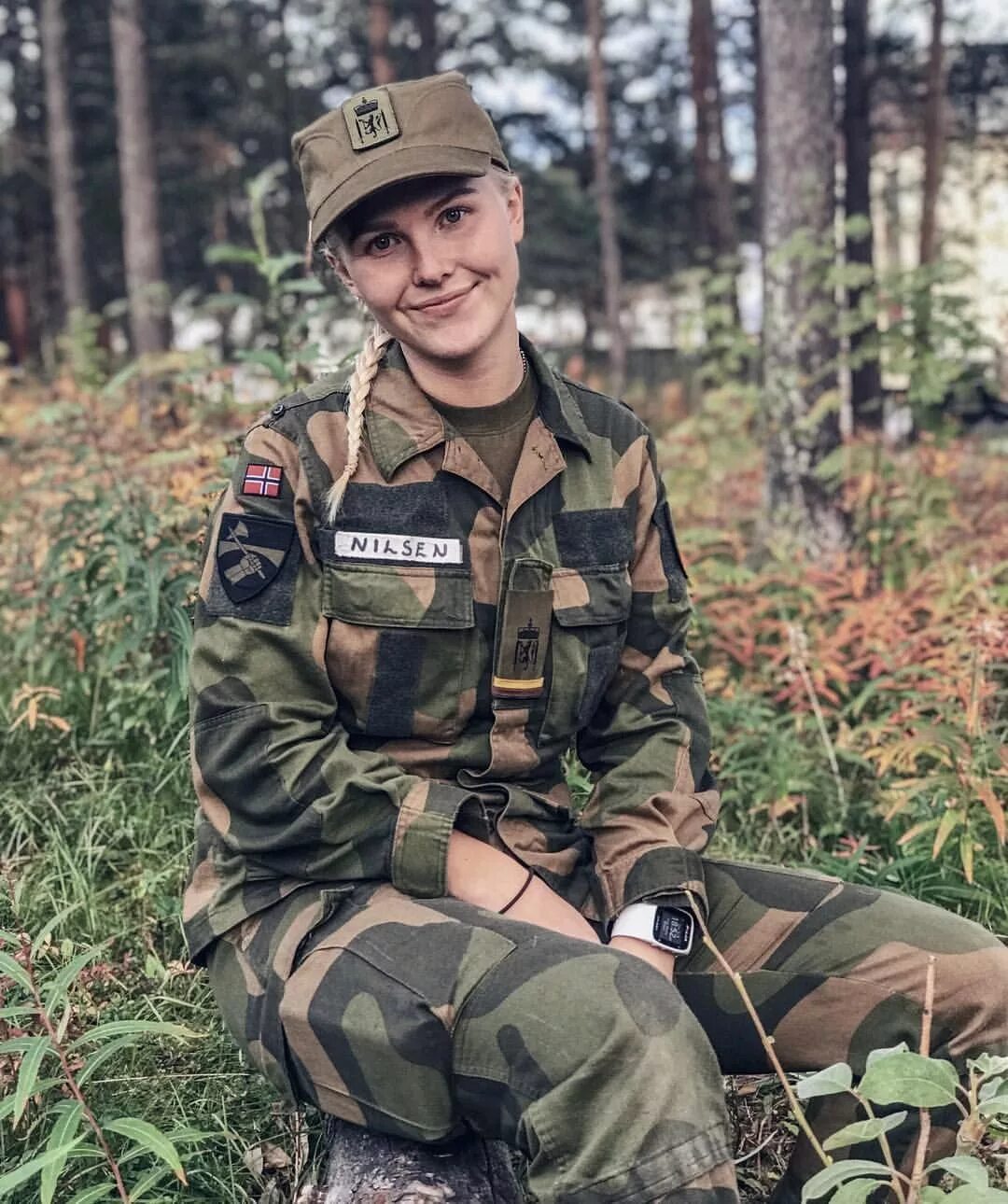 Женские военные песни современные. Женщина солдат. Женщины военнослужащие. Финские военные женщины. Девушки в военной форме.