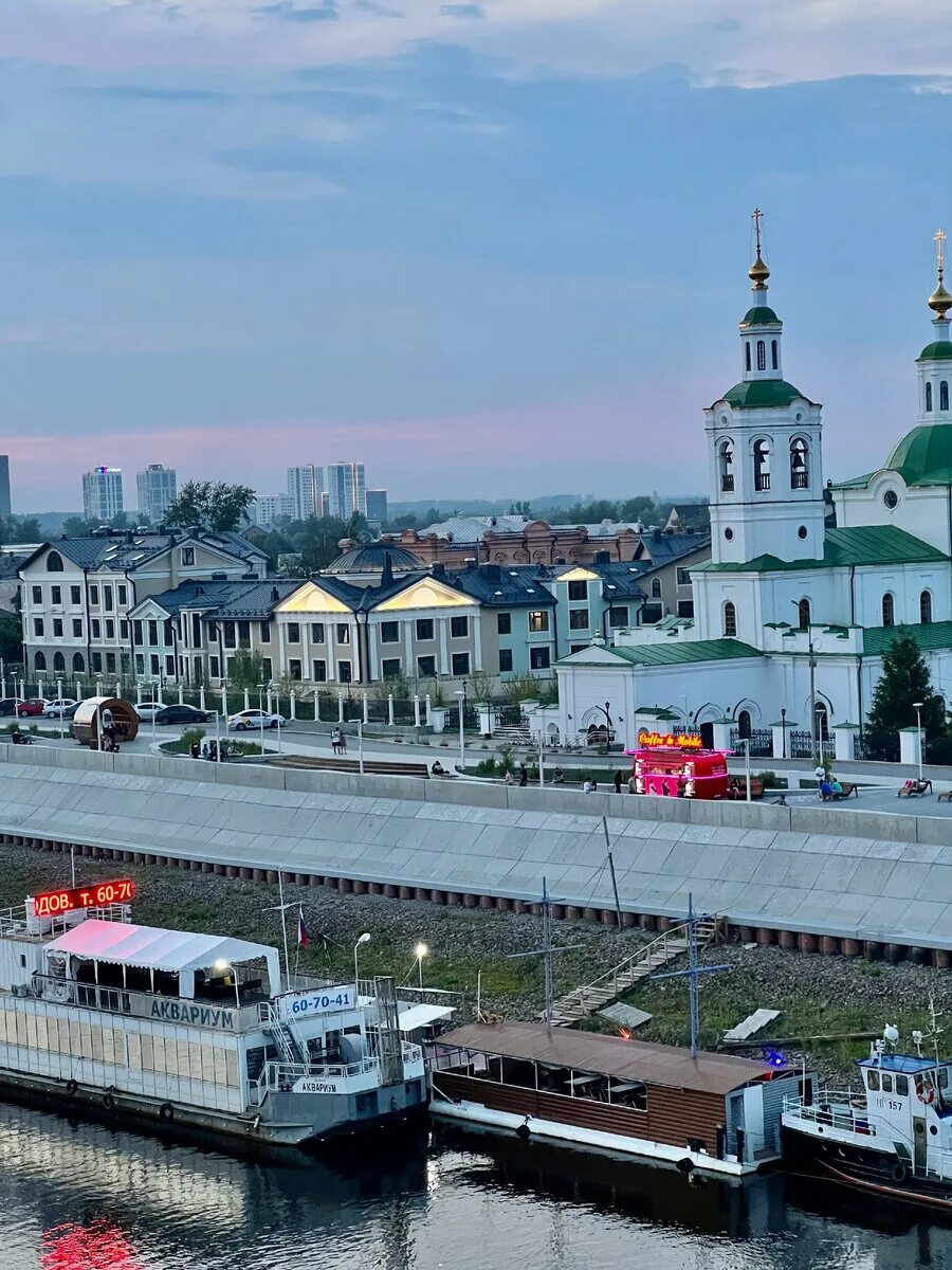 У набережной. Тюменская набережная. Набережная в Кирове. Тюмень достопримечательности.