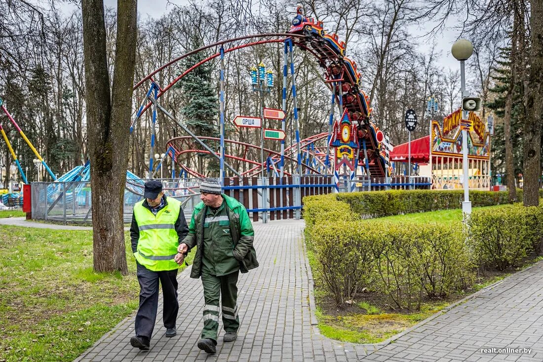 Парк аттракционов Жлобин. Аттракционы в парке Строителей. Строители парков аттракционов. Раменский парк открытие аттракционов.