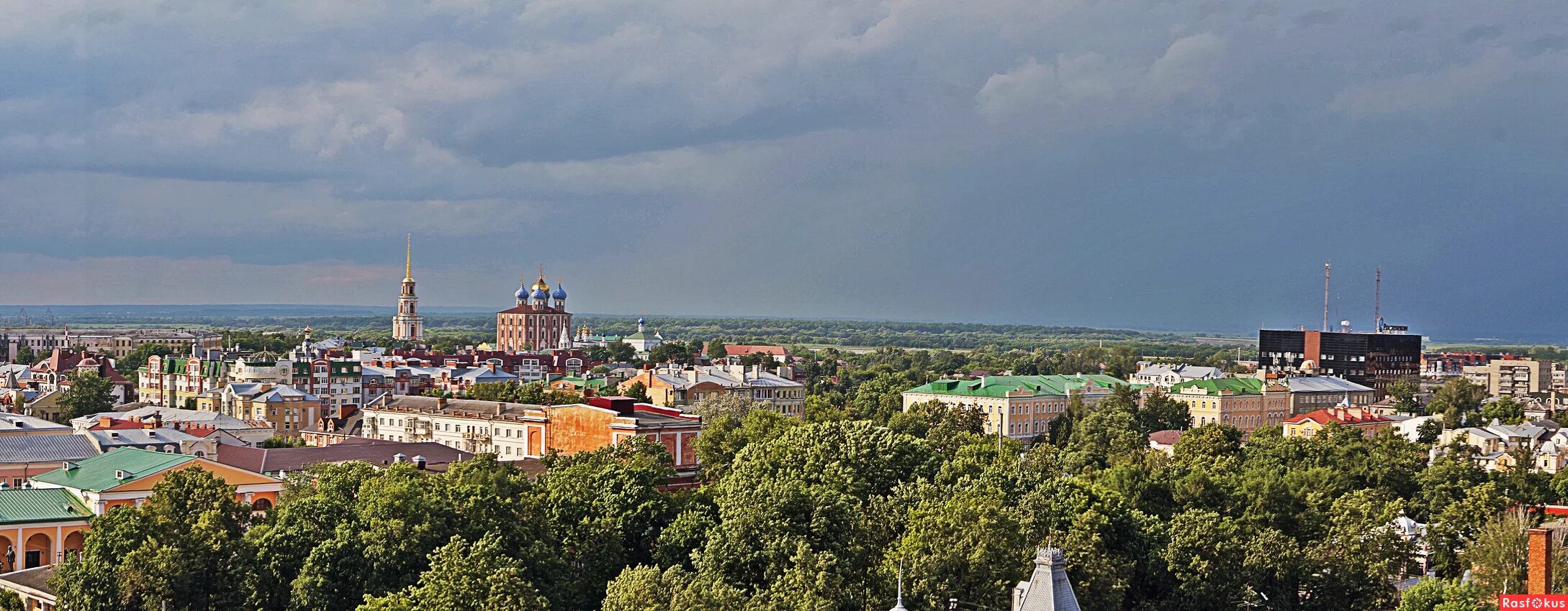 панорама города газета. город рязань. рязанский кремль вид сверху. свежий номер панорамы города рязань. рязань панорама.