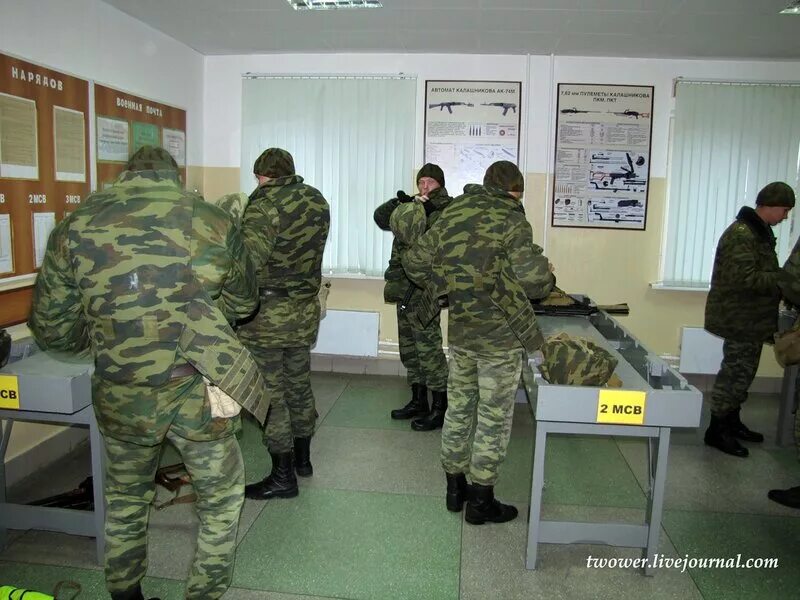 Комната для чистки оружия военнослужащих. Оружейная комната в воинской части. Комната для чистки оружия в казарме. Комната хранения оружия в воинской части.