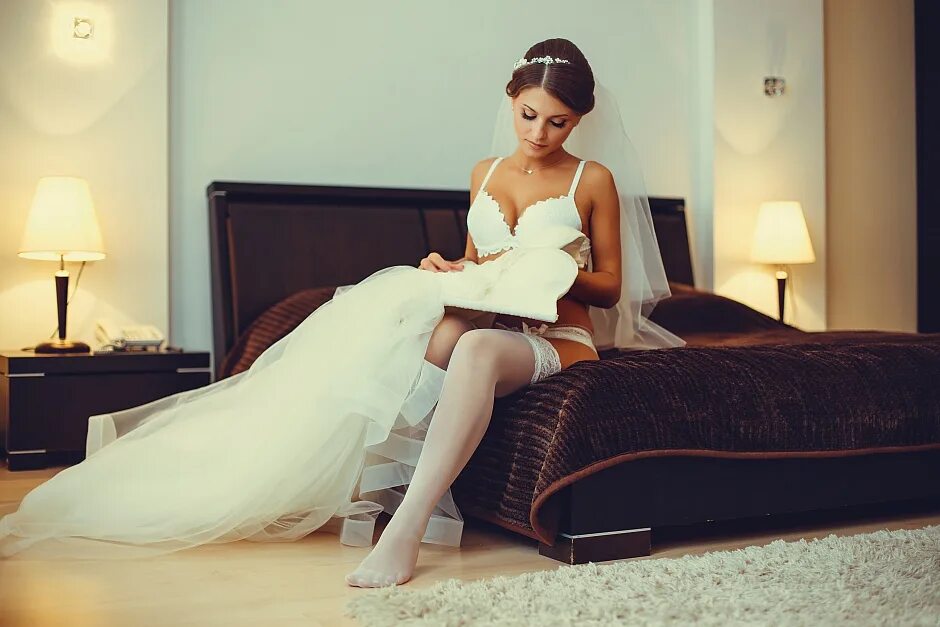 Невеста без рекламы на русском. Девушка в свадебном платье. Свадебное платье с короной. Фотосессия невесты. Лада невеста реклама.