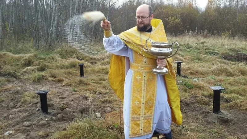 освящение жилища священником. священник освещает. освящение ракеты сатана. священник окропляет святой водой в храме. квартира священника.