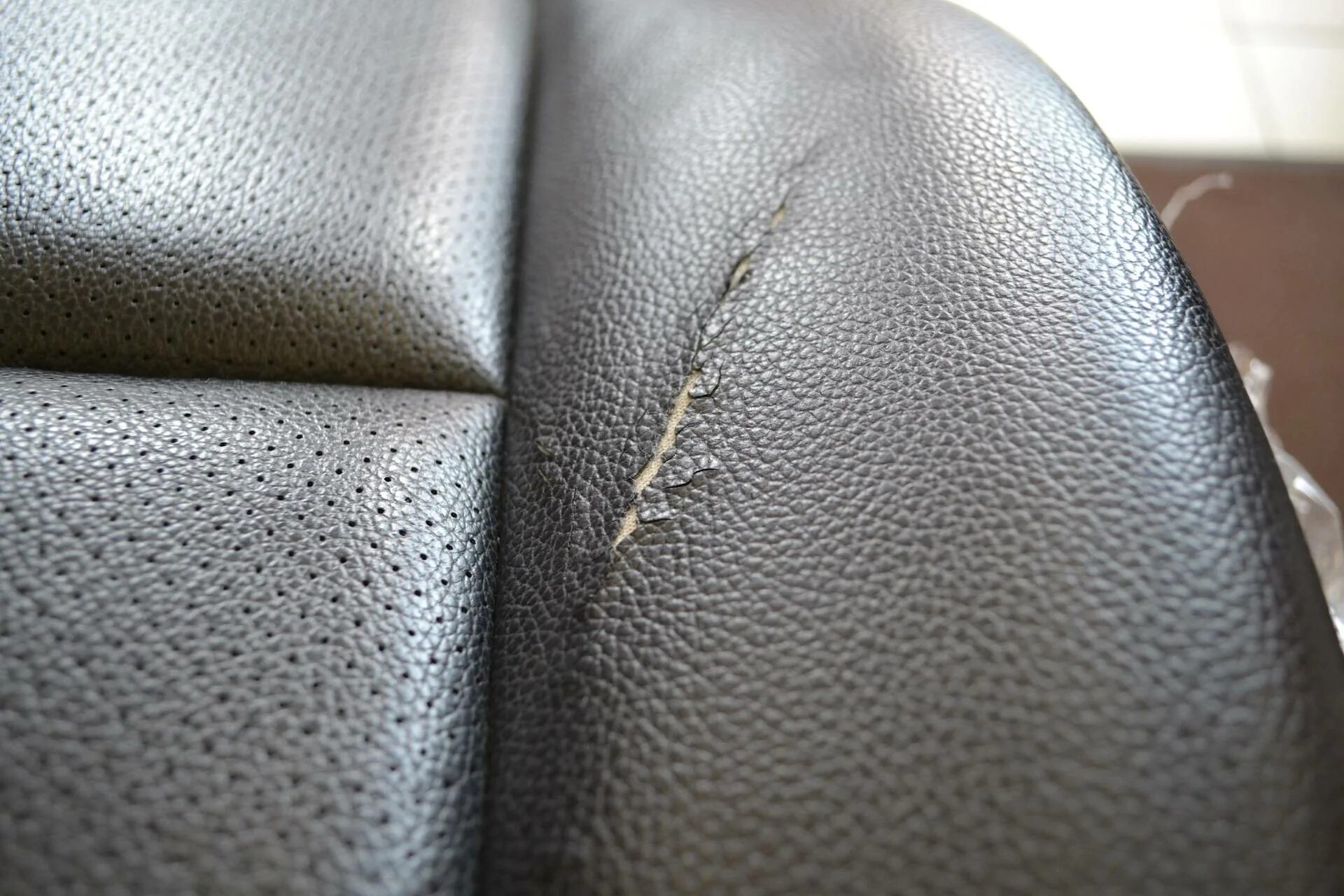 Жидкая кожа белый диван. Восстановление потрескавшейся кожи сидений. Восстановление экокожи. Восстановление кожаных сидений авто. Экокожа жидкая кожа.