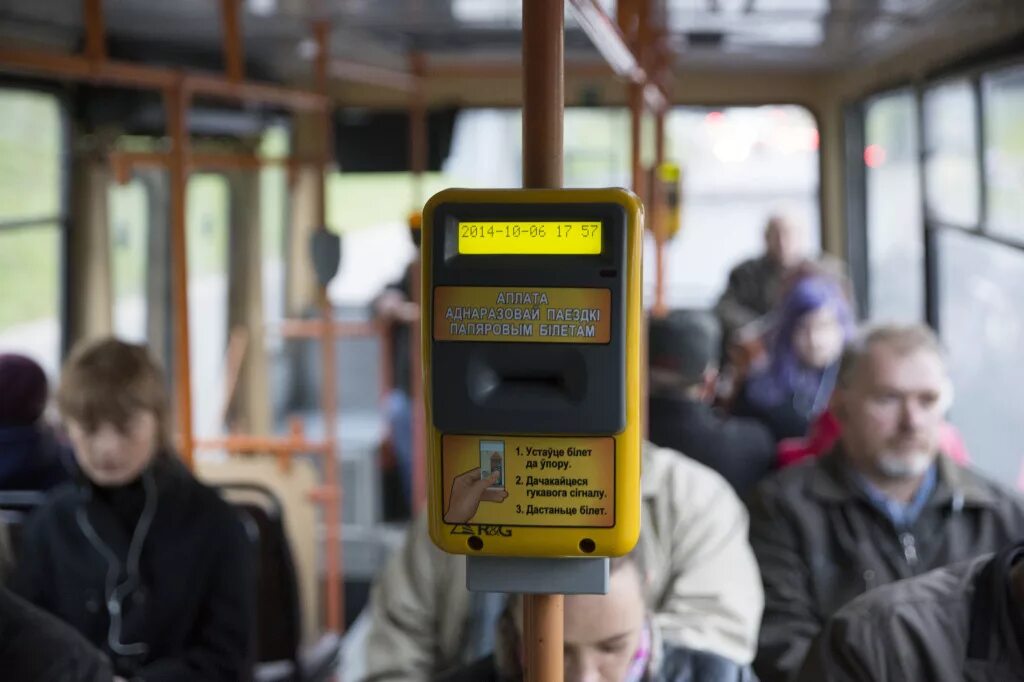 Компостер в автобусе. Электронный проездной. Контроллер в автобусе. Минск валидаторы в автобусе. Оплата проезда в минске.