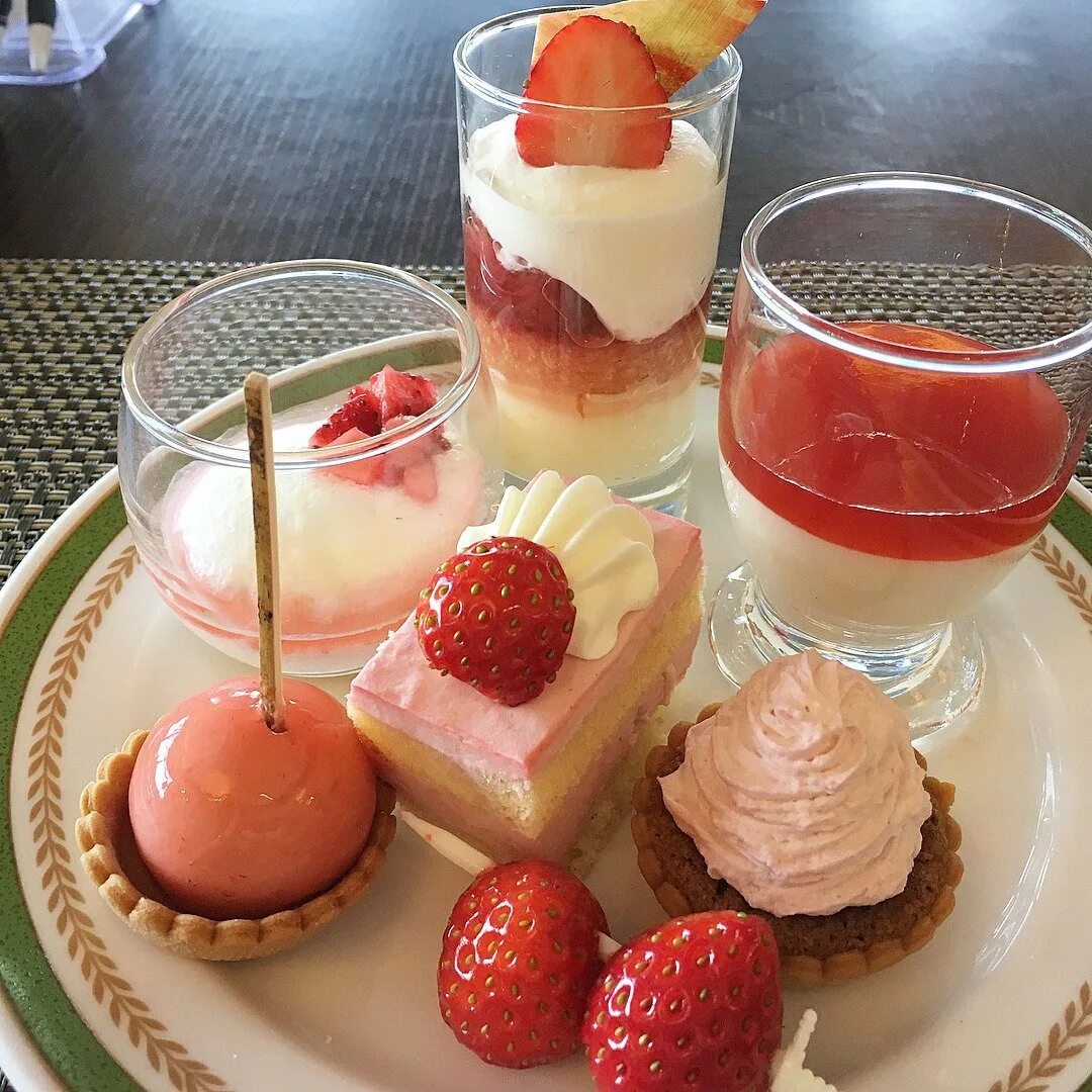 Фрукты и шоколад. Сладости. Пряничный домик со сладостями. Сладости картинки. Домашние вкусняшки.