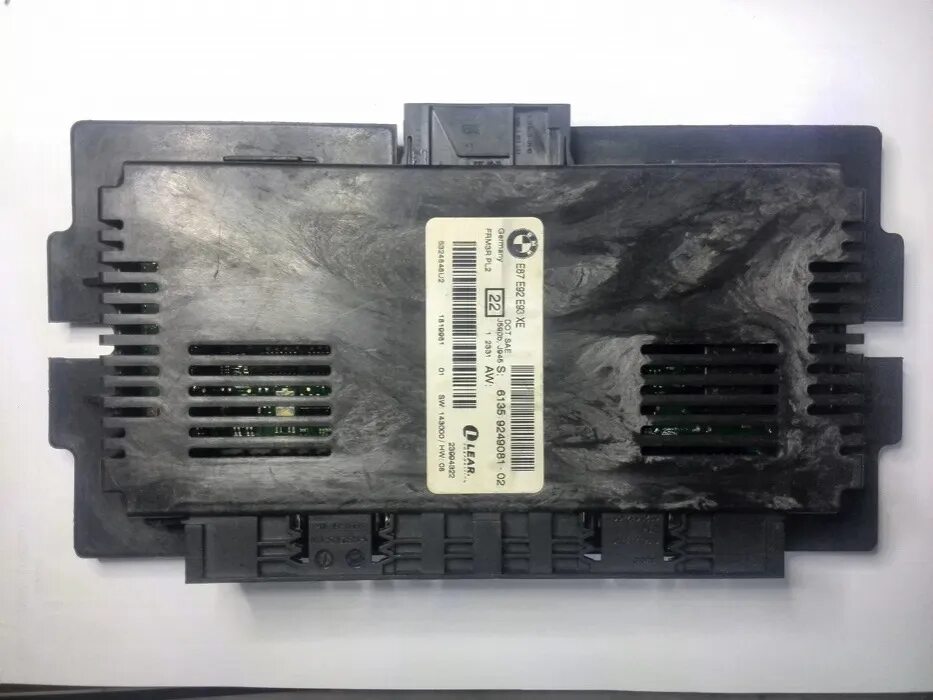 Модуль управления бмв выравнивания. Е90 блок управления двигателем. Блок управления системой абс 7701208529. Bmw e90 эбу. Ремонт блока управления бмв.