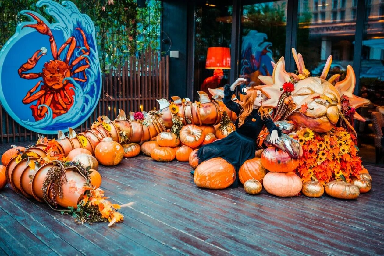 Тыквенный ресторан. Тыквенный ресторан. Тыквенный крем суп в ресторане. Блюда из тыквы в ресторане. Осенние блюда в ресторанах.