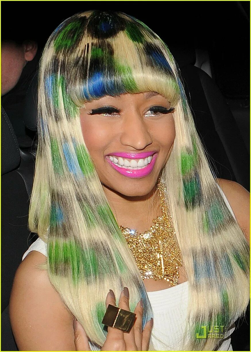 Редкие цветы. Очень странные цвета. Девушка с яркими волосами. Длинные разноцветные волосы. Разноцветные волосы.