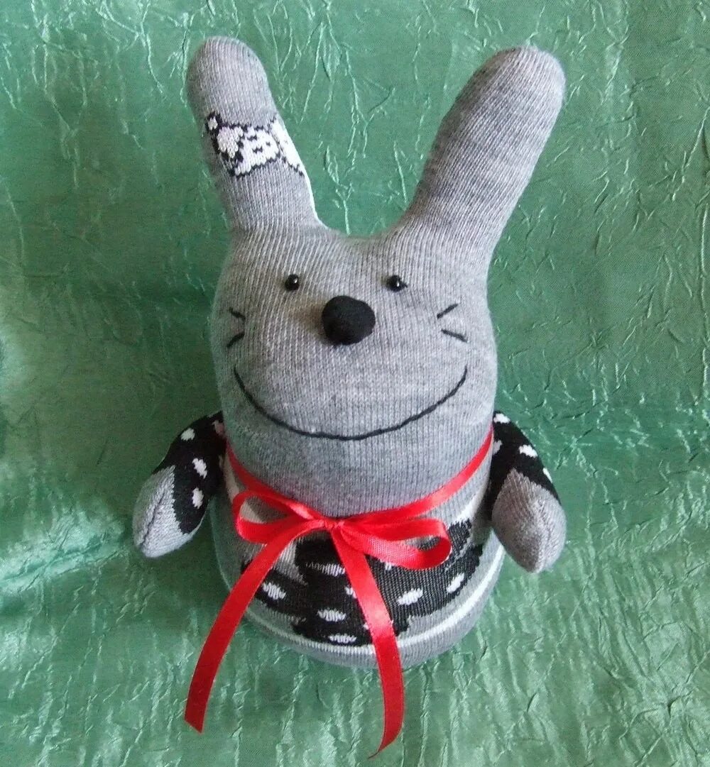 Вставляют игрушки. Игрушки из носков. Поделки из носков. Мягкие игрушки из носков. Игрушки из носков своими руками.