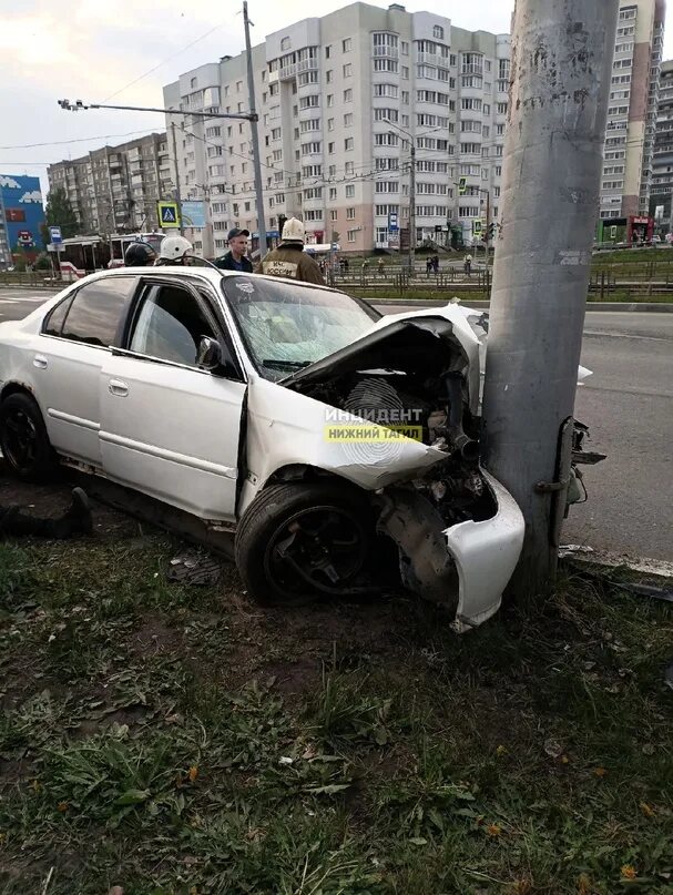 В нижнем тагиле танк врезался в машину. В нижнем тагиле танк врезался в машину