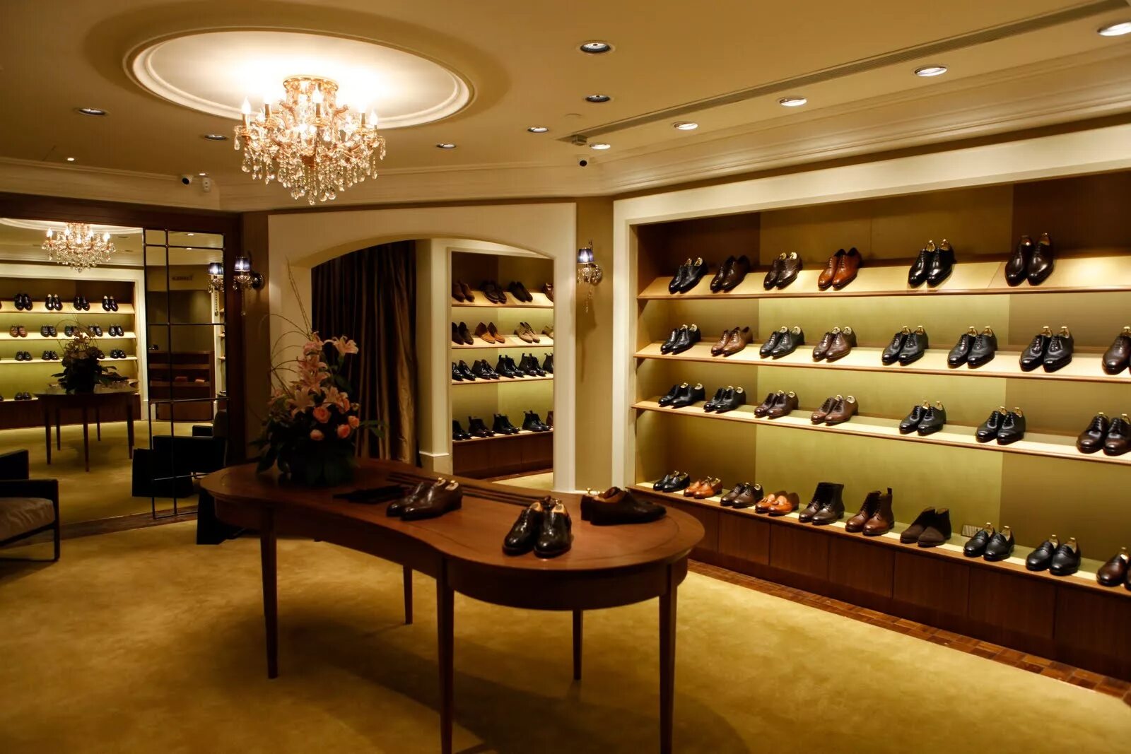 Магазин обуви купить итальянскую обувь. Магазин обуви. Бутик обуви. Элитный магазин. Красивый магазин обуви.