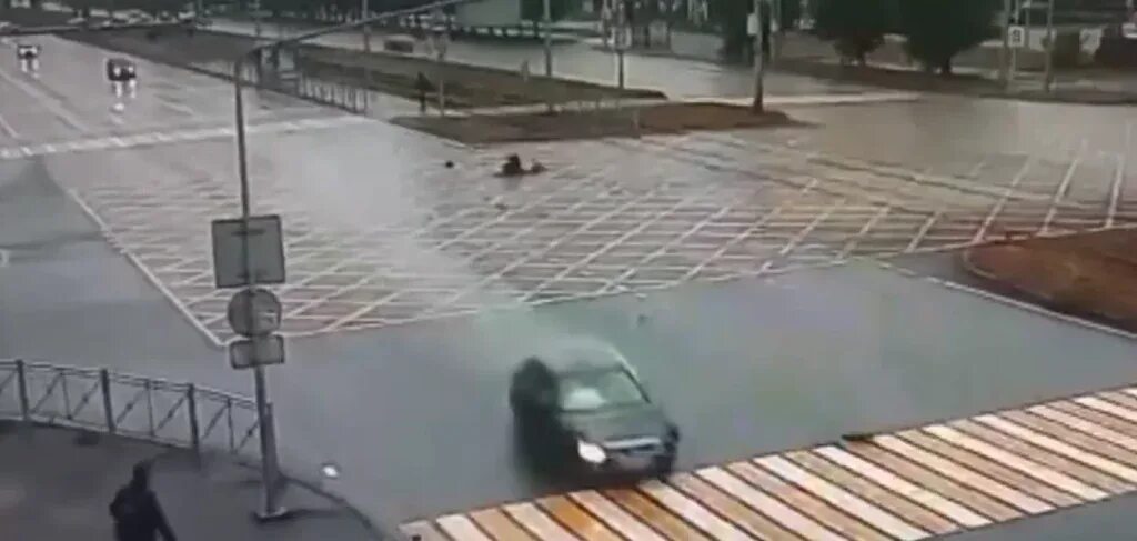 Красотка случайно сбила мужика, который потребовал компенсацию в виде секса