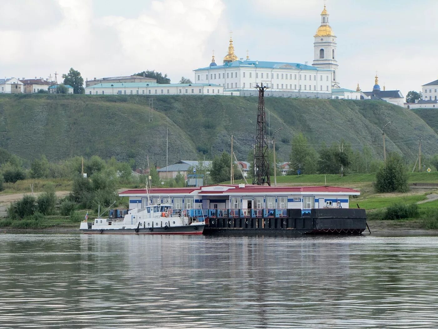 Пристань мужи. Река Иртыш Тобольск. Речной вокзал Тобольск. Тобольск Пристань. Город Тобольск река Иртыш.