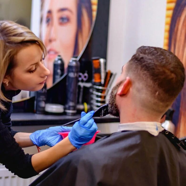 Профессия парикмахер видео. Окрашивание волос в салоне. Профессия парикмахер видео. Волосы салон. Волосы в парикмахерской.