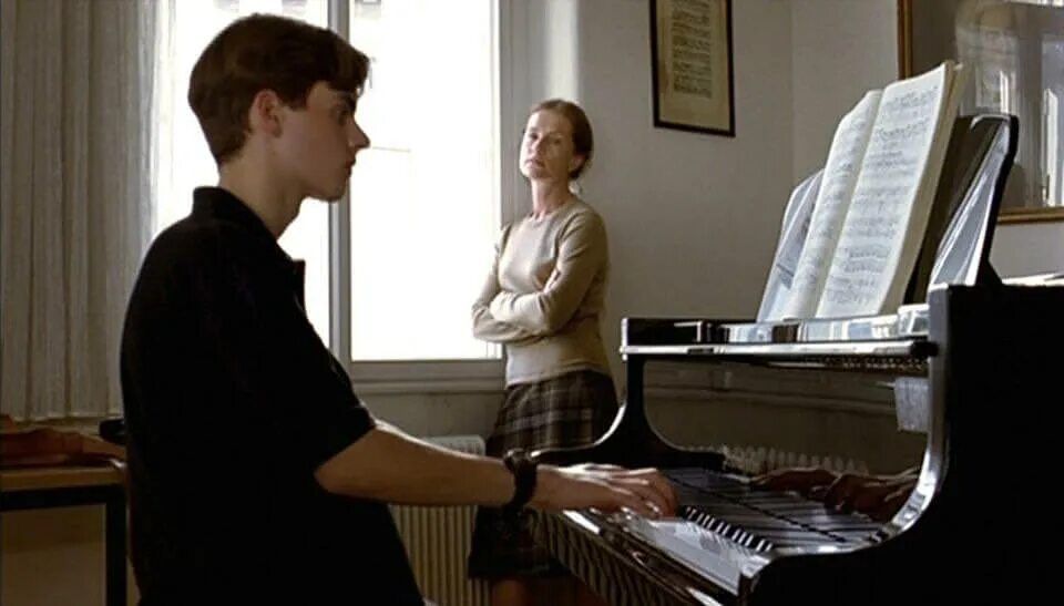 He plays the piano they. Изабель Юппер пианистка.