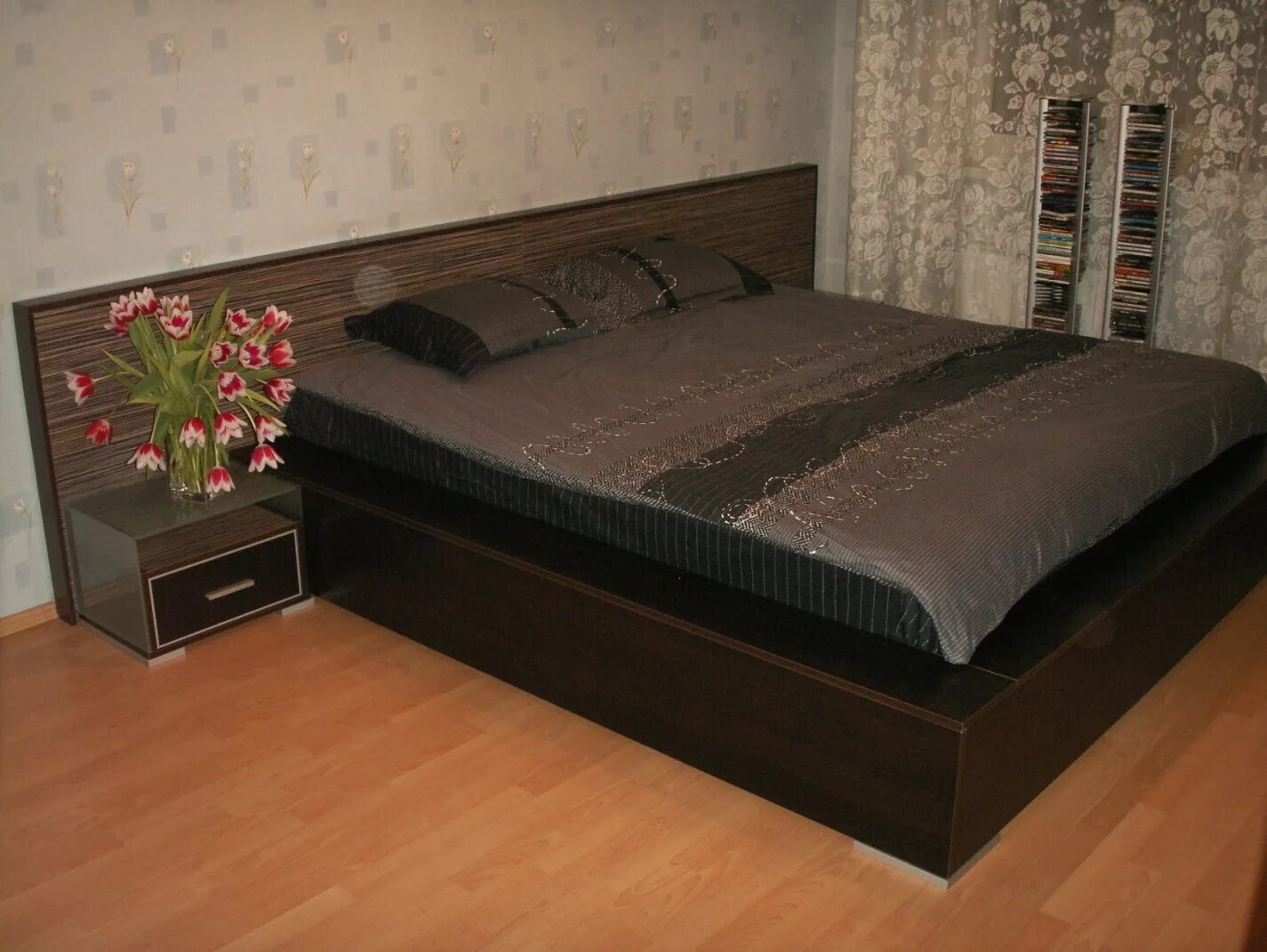 Двуспальная кровать дома дом. Кровать с тумбочками. Кровать со встроенными тумбочками. Кровать двуспальная с тумбами. Кровать двуспальная с прикроватными тумбочками.