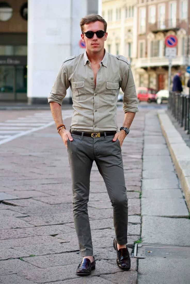 Серые джинсы и рубашка. Чиносы и лоферы. Мужской стиль. Стильный мужской образ. Мужской повседневный стиль.