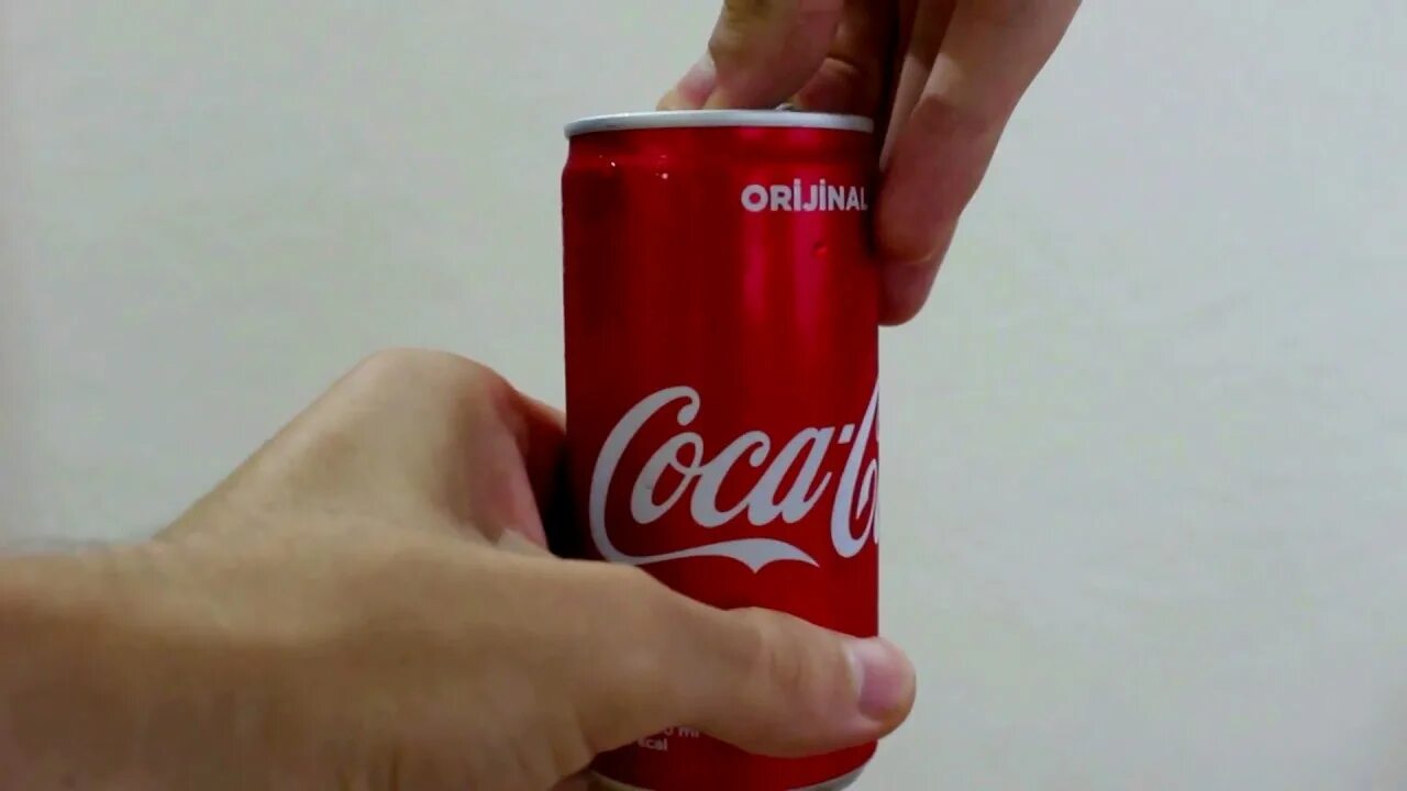 Coca-Cola, 200 мл. Банка из под Кока колы. Кола 200 мл. Coca Cola 200 ml жидкость. Кола или колла как правильно