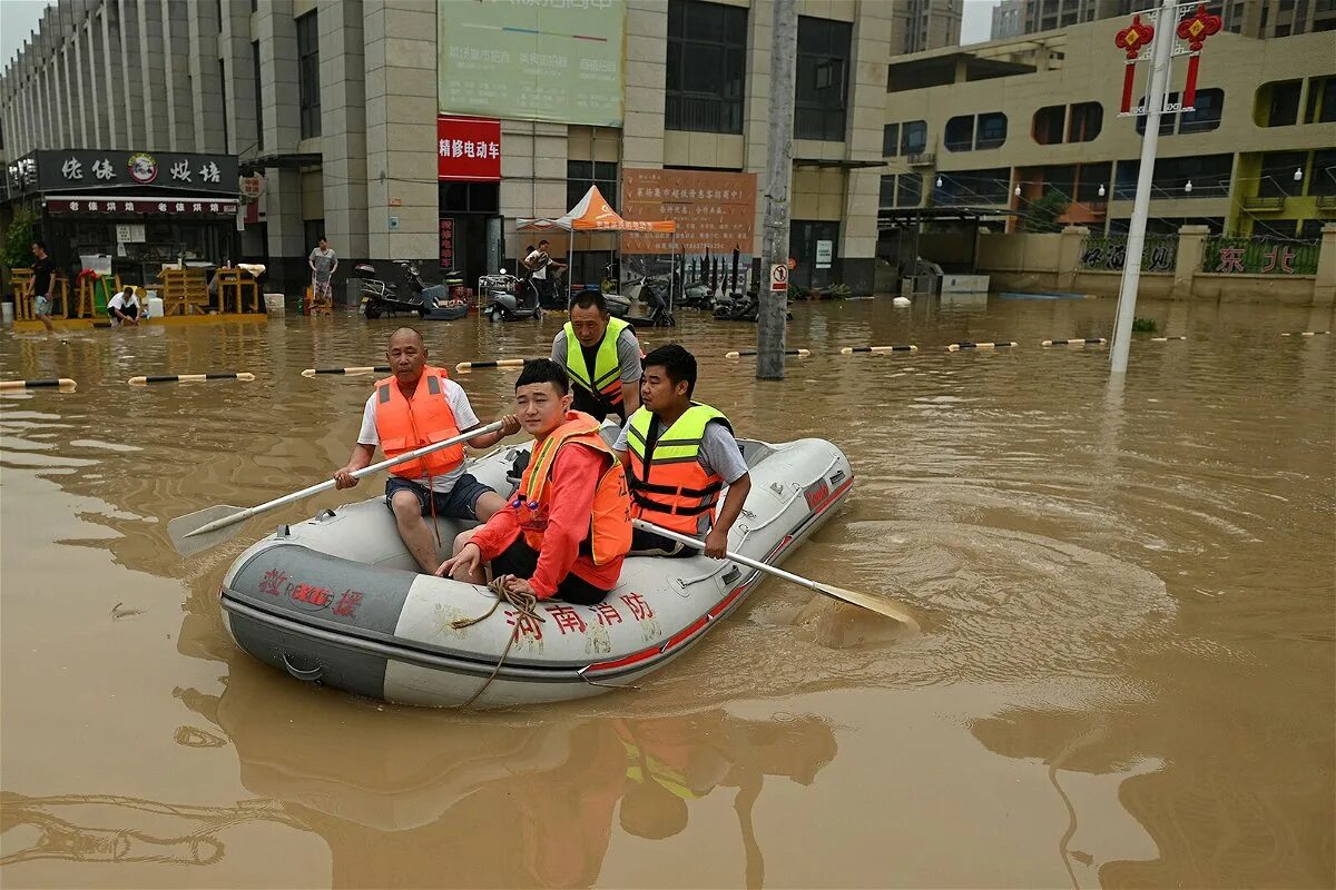 Китай новости сегодня. Чжэнчжоу наводнение. Наводнение в Хэнань. Наводнение в Китае 2021. Наводнение в Китае 2020.