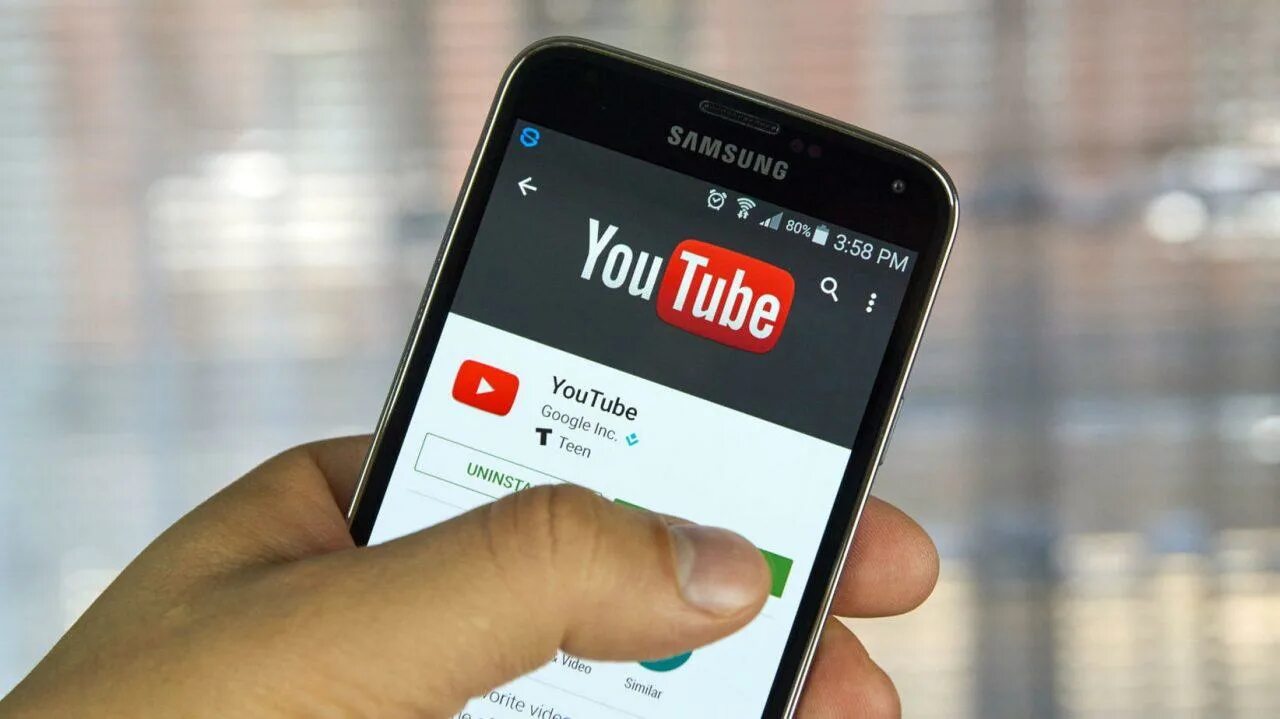 Ютуб с хорошим интернетом. Youtube на смартфоне. приложение youtube. мобильный телефон ютуб. youtube на экране телефона.