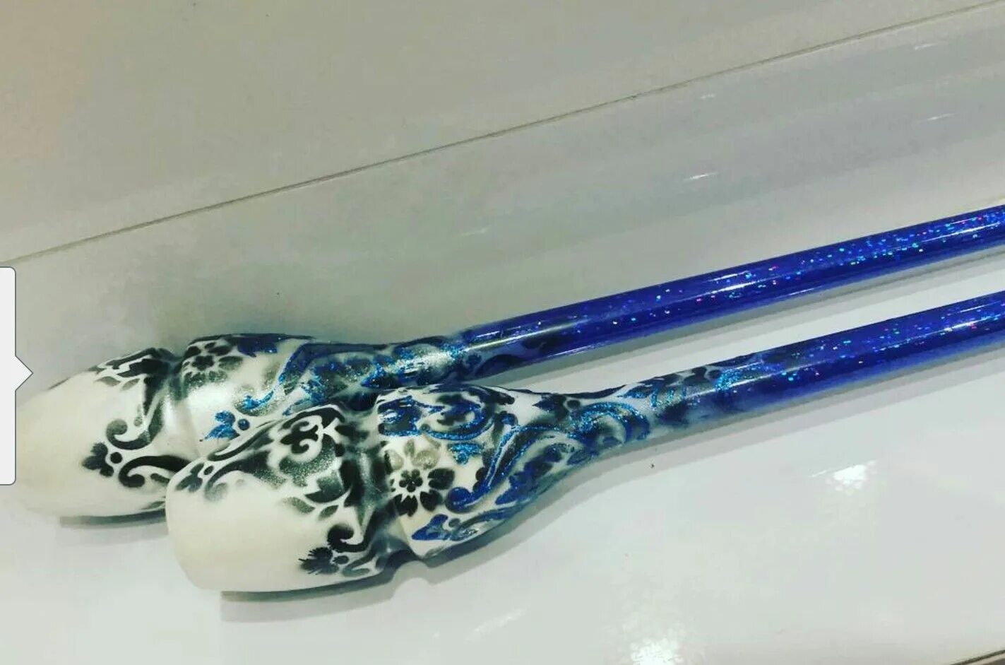 аэрография обруча. аэрография предметов для художественной гимнастики. аэрография булавы для художественной гимнастики. булавы для художественной гимнастики обмотанные. аэрография гимнастика.