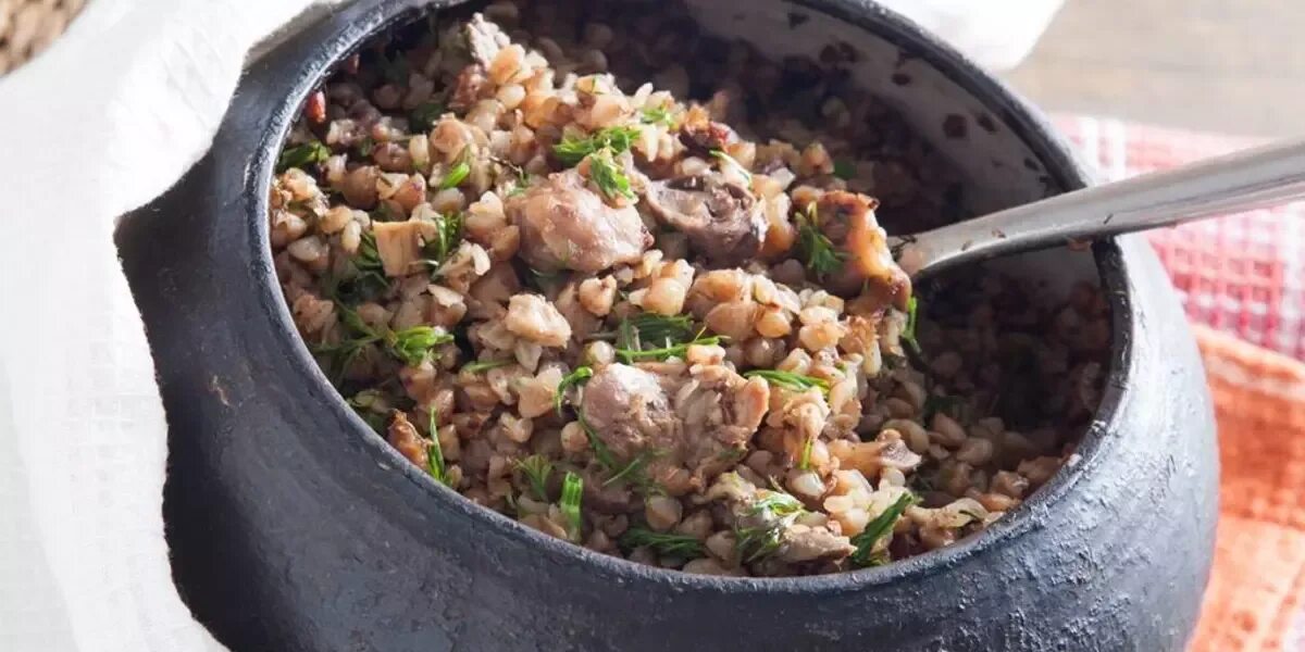 Утка в горшочке с картошкой. Картошка в горшочках. Жаркое с грибами в горшочках. Куриные потроха в горшочках с овощами. Потрошки в горшочке.