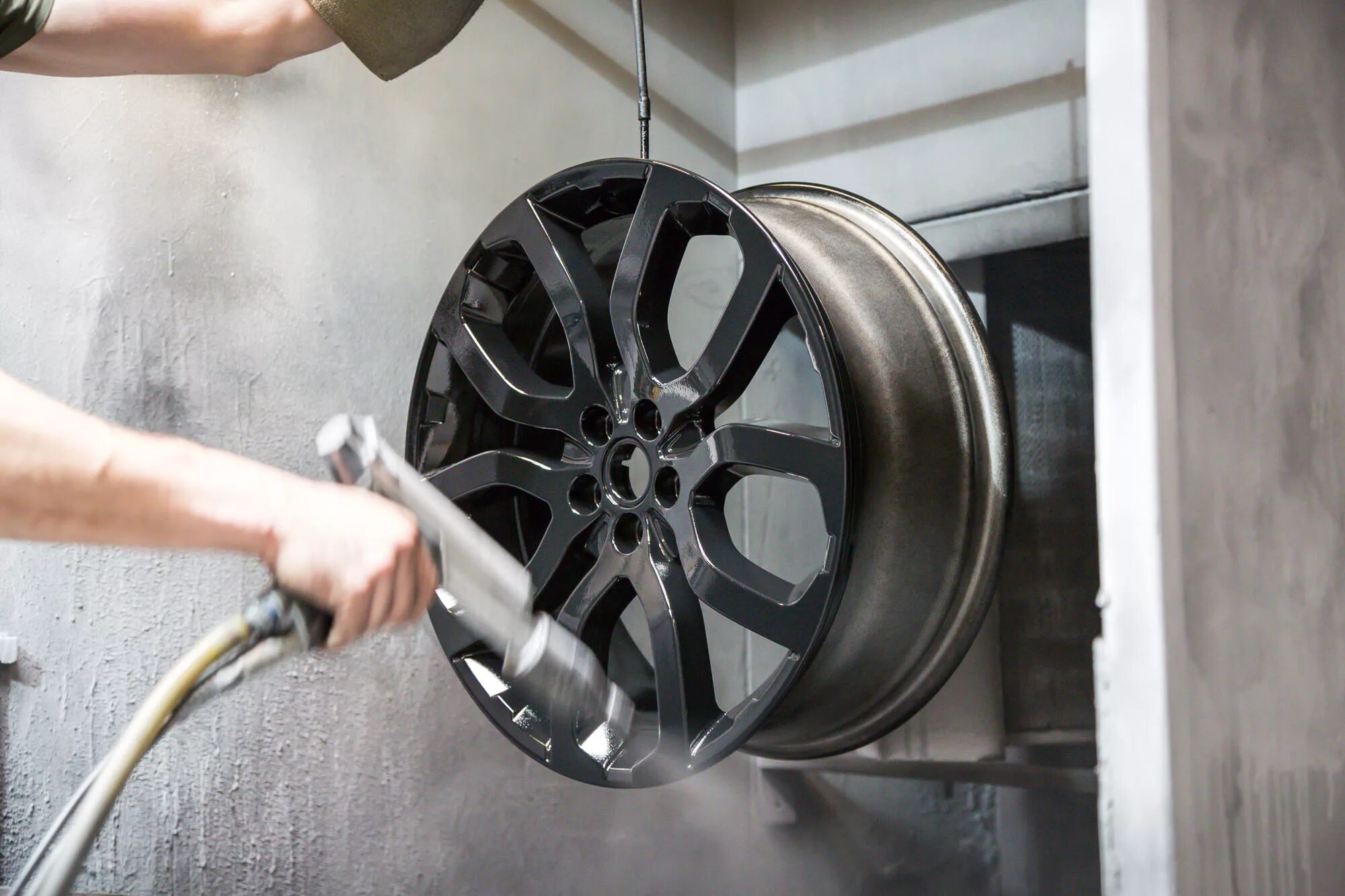 Прокатка автомобильных дисков. Правка диска. Диски покрашенные порошковой краской. Ремонт дисков колес. Прокатка дисков.