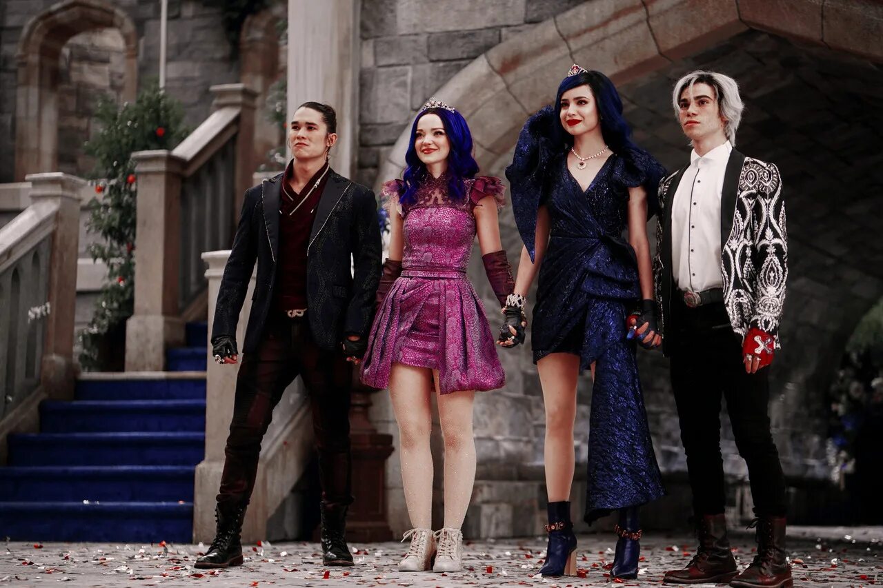 Включи наследники. Наследники (descendants) 2019. София Карсон и Кэмерон бойс Наследники 3. Наследники Дисней. Злодеи 2019.