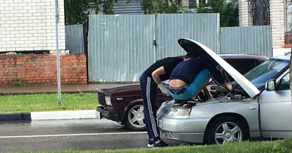 Помог девушке починить машину. Мужик чинит машину. чинит машину во дворе. мужик чинит тачку. пацаны чинят машину.
