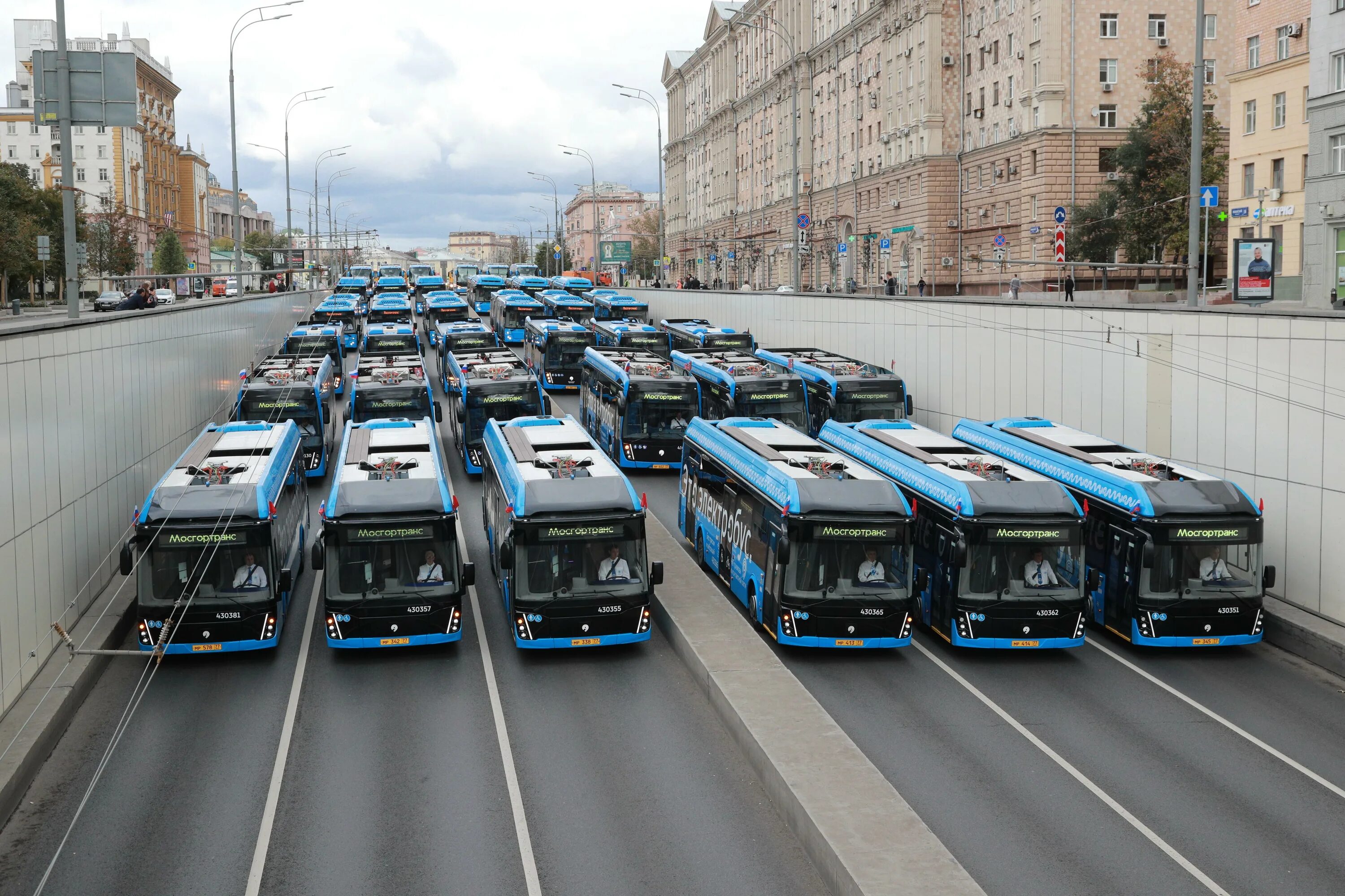 Общественный автомобиль. Парад городской техники Мосгортранс. Транспорт Москвы. Парад электробусов. Парад общественного транспорта.