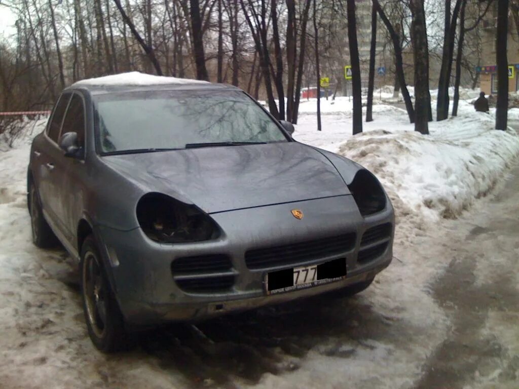 Не будет видно черной. Porsche Cayenne 1 без фар. Порше Кайен 2005 без фар. Украли фары. Порш без фар Мем.