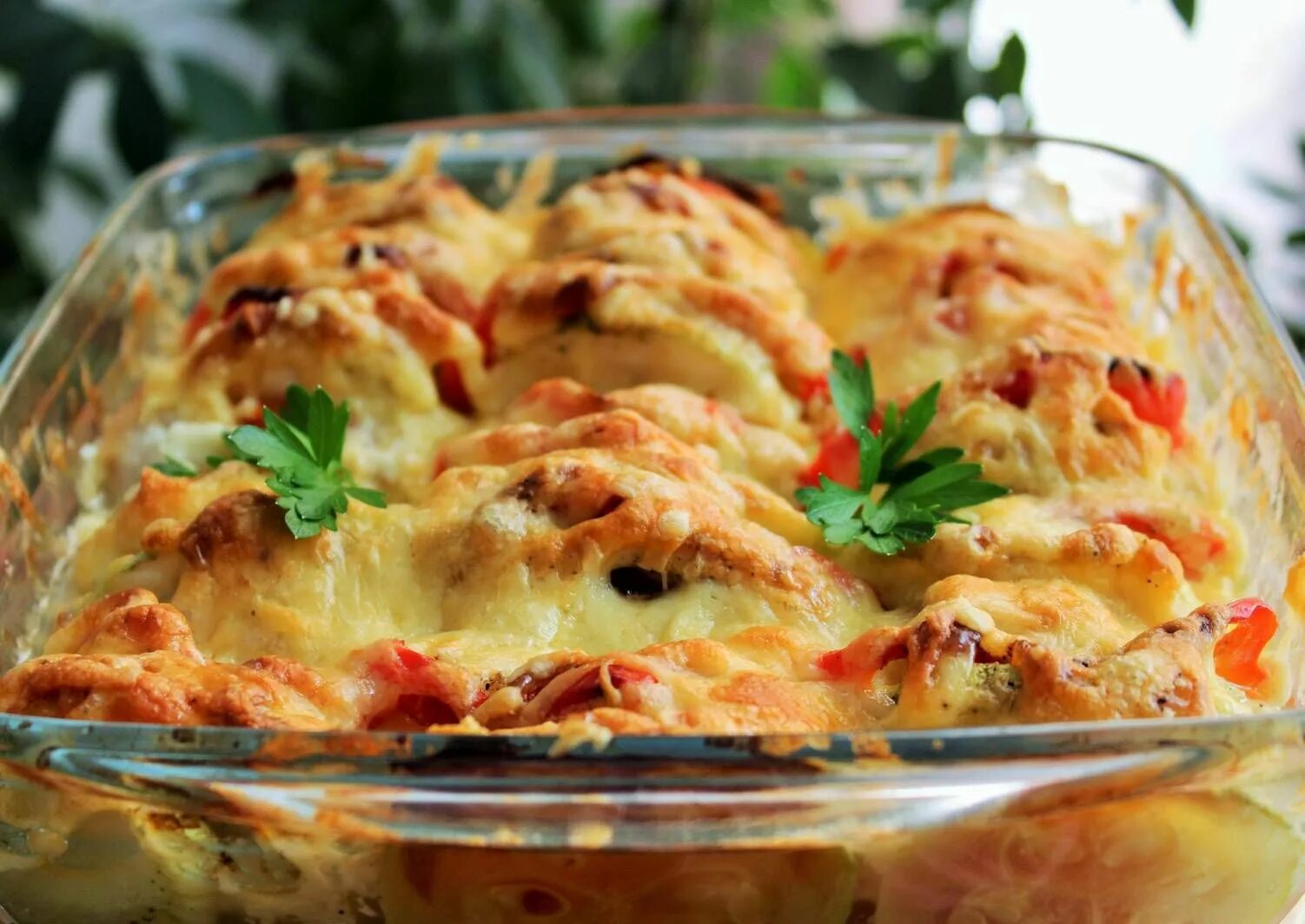 Запеченные грудки с помидорами и сыром. Куриная запеканка с овощами. куриная запеканка с помидорами и сыром. запеканка филе куриное с картошкой помидорами и сыром в духовке. курица с сыром в духовке.