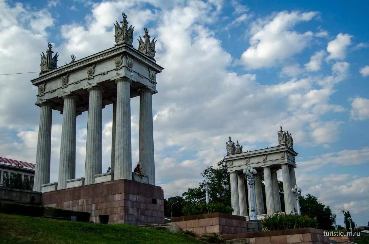 Хозяйство города волгограда. Набережная Волгоград. Центральная набережная Волгограда. Пропилеи Волгоград. Волгоград архитектура города.