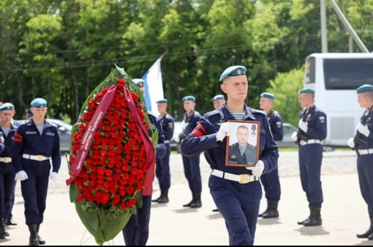 Кладбище в Туле погибших солдат. Похороны военнослужащего. Похороны военнослужащих погибших в Туле. Тульское военное кладбище.