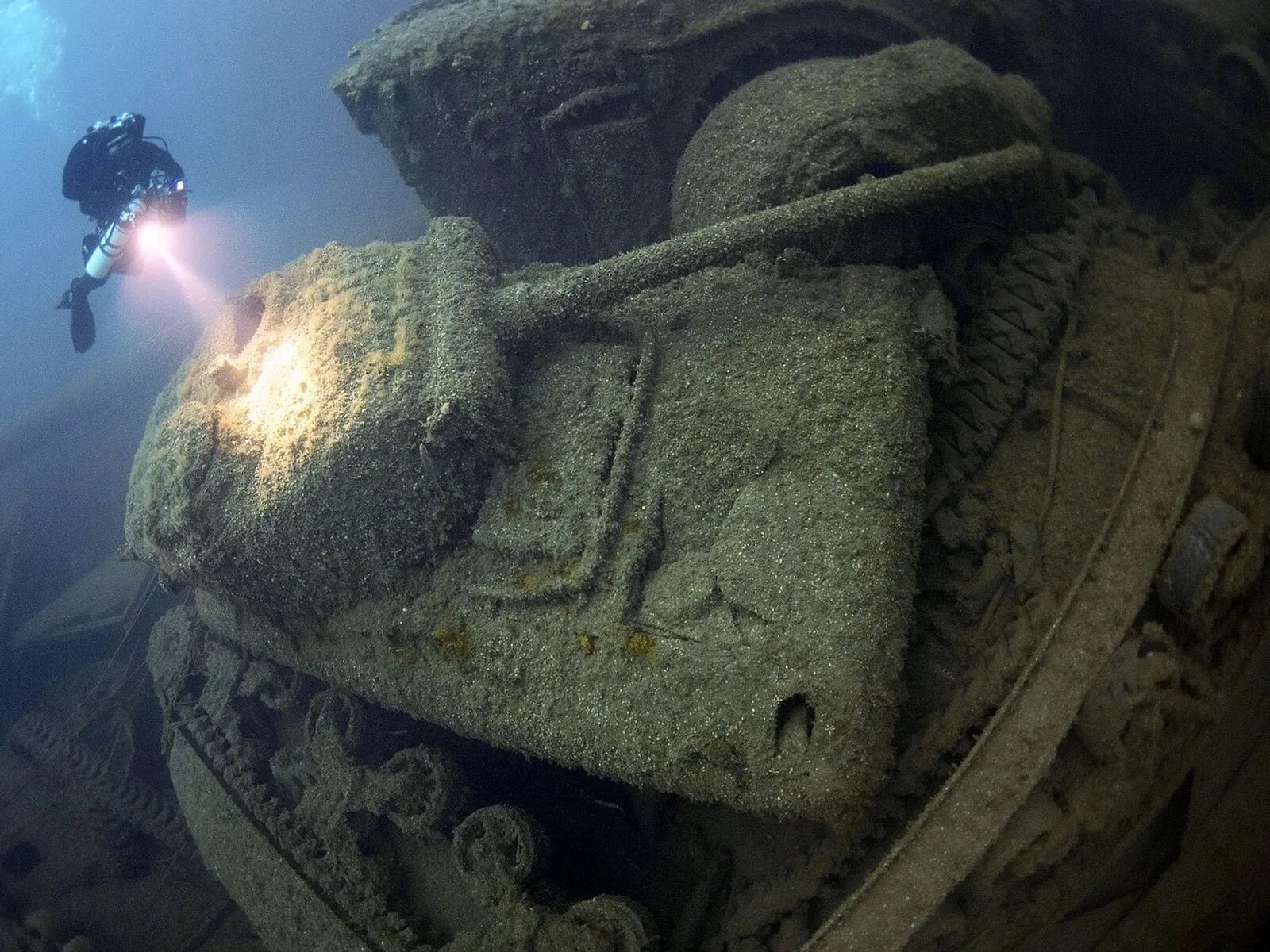 Корабль SS Thistlegorm, красное море. Поднятый со дна Баренцева моря танк "Шерман". Подводная лодка в Баренцевом море. Затонувшие танки Шерман.