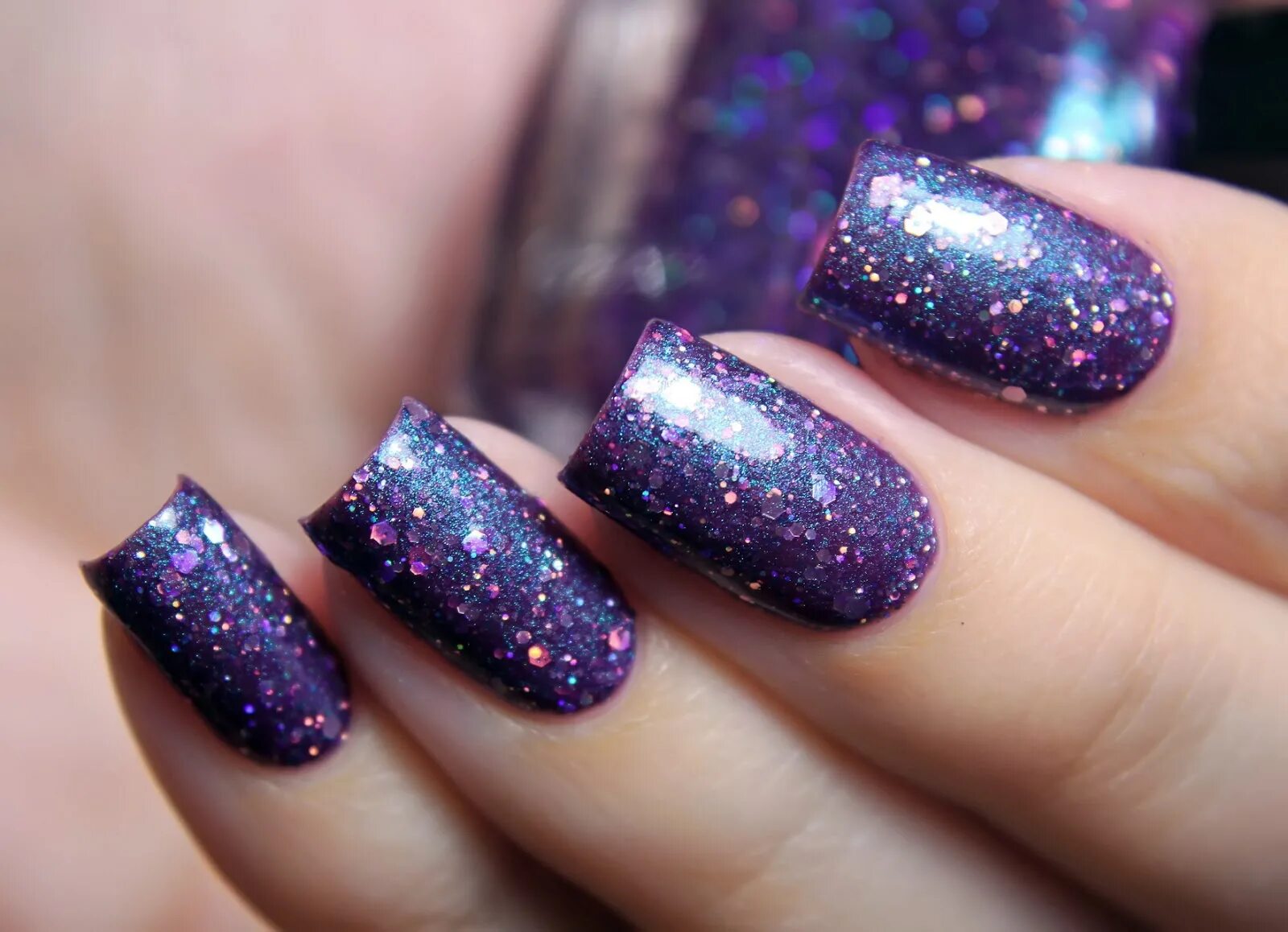 Блестки под топом. Лак с блестками для ногтей. Глиттер под матовым топом. Маникюр с мелкими блестками. Чёрный матовый маникюр с блёстками.