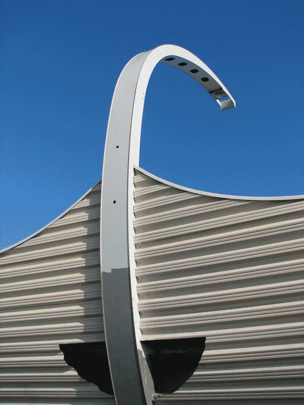 согнутый столб. длинный изогнутый столб. суровые детские площадки. фонарный столб. старый бетонный столб.