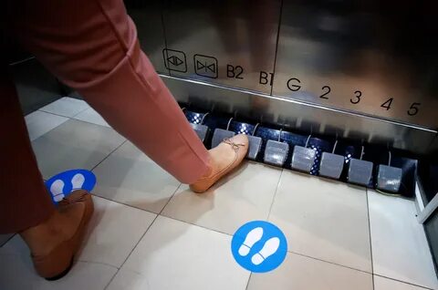 Движение лифта в оживленном торговом центре