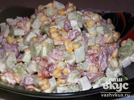 Копченая курица с кукурузой и огурцом