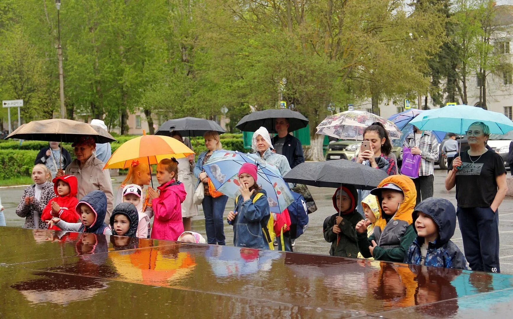 Погода не помеха. Погода не помеха. Под дождем. Дождь прикольные. Погода не помеха.