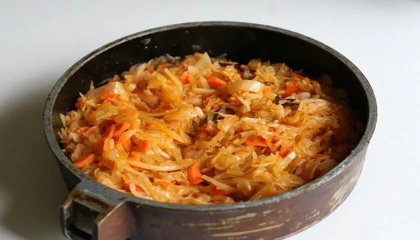 Капуста квашеная тушеная с мясом в кастрюле. Школьная тушеная капуста. квашенная капуста тушеная с лисичками. мясо тушеная с квашеной капустой в казане. тушёная капуста в казане на костре.