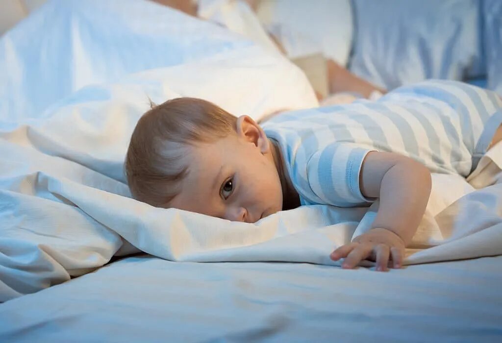 Ребенок не любит спать. Спящий ребенок. Детский сон. Ночной сон малыша.
