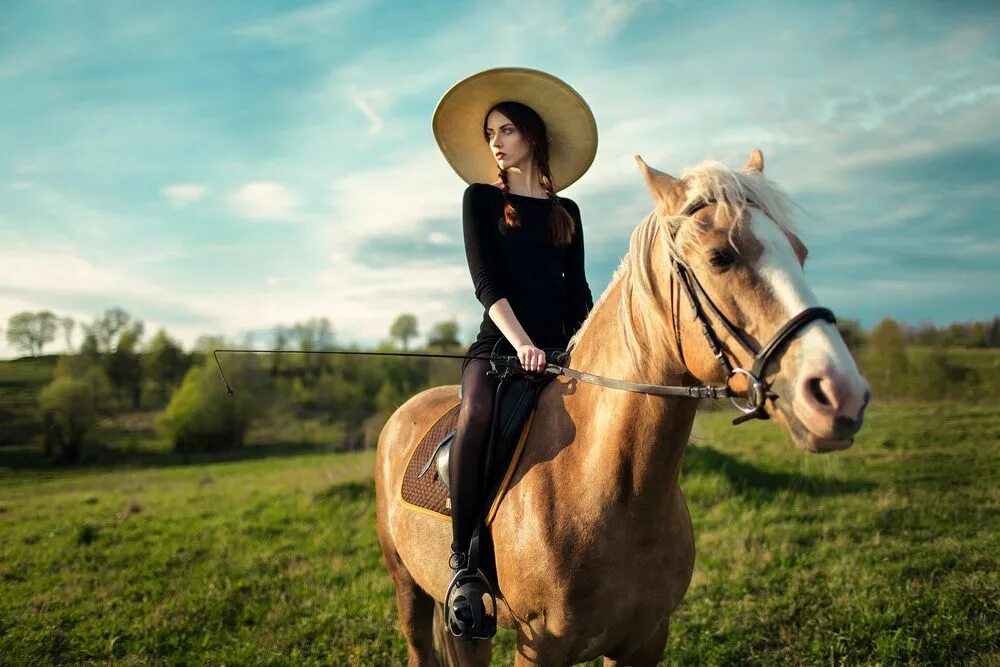 Александра бортич на лошади. Девочка верхом на лошади. Амазонка на лошади. Молодые наездницы девочки. Конь и женщина.
