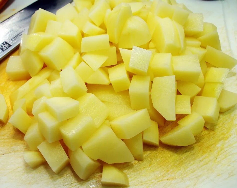 Порезать картошку кубиками. Нарезка картофеля. Картошка нарезанная кубиками. Порезать картошку на суп. Картошка режу.