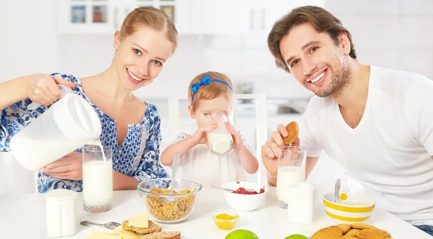 Мама молока пить. Семейный завтрак. Семья пьет молоко. Семья молоко. Завтрак семья молоко.