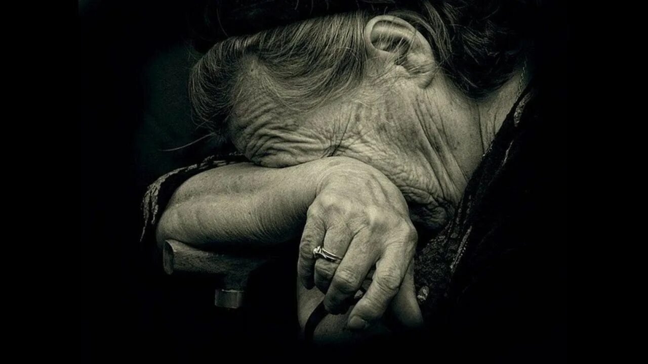 Мама плачет. Грустная мать. Грустный человек с гитарой. Мама плачет сын песню. Глаза матери.