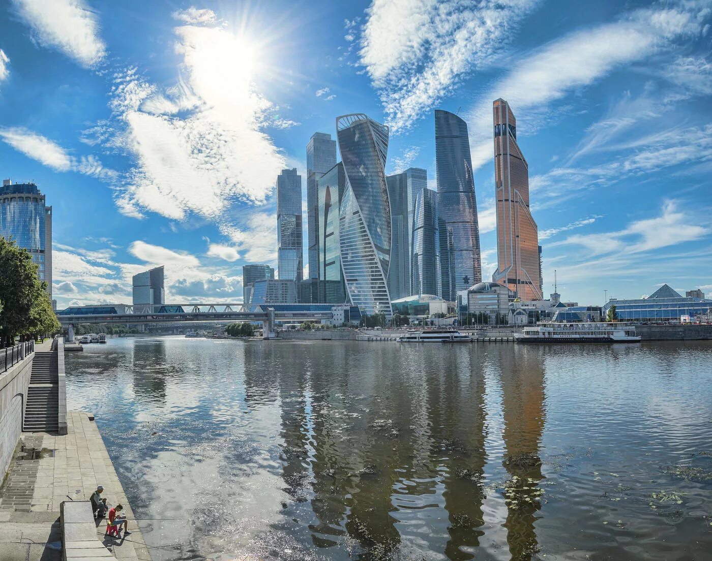 Новая высотка в москва сити. Москва сити вид с реки. Москоу - сити, небоскребы, река. Здания москоу сити. Москва сити издалека.