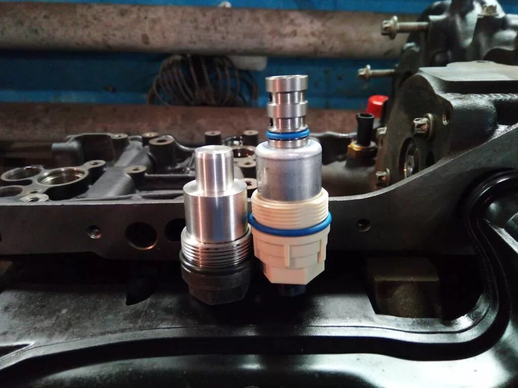 Клапан масляного насоса Спринтер 651 мотор. Om651 заглушка клапана давления масла. Клапан давления масла om651. Масляный клапан 651 Мерседес.